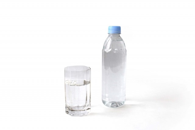 グラスに入った水とペットボトル