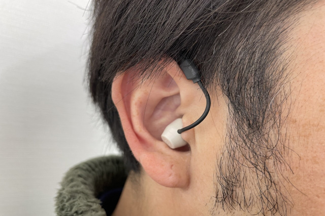 補聴器をかける男性