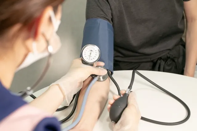 聴診器を使った血圧測定