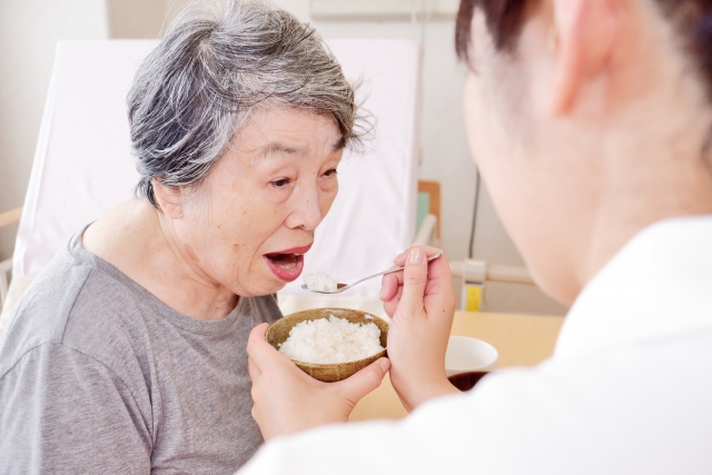 介護で食事ケアを受けている高齢女性